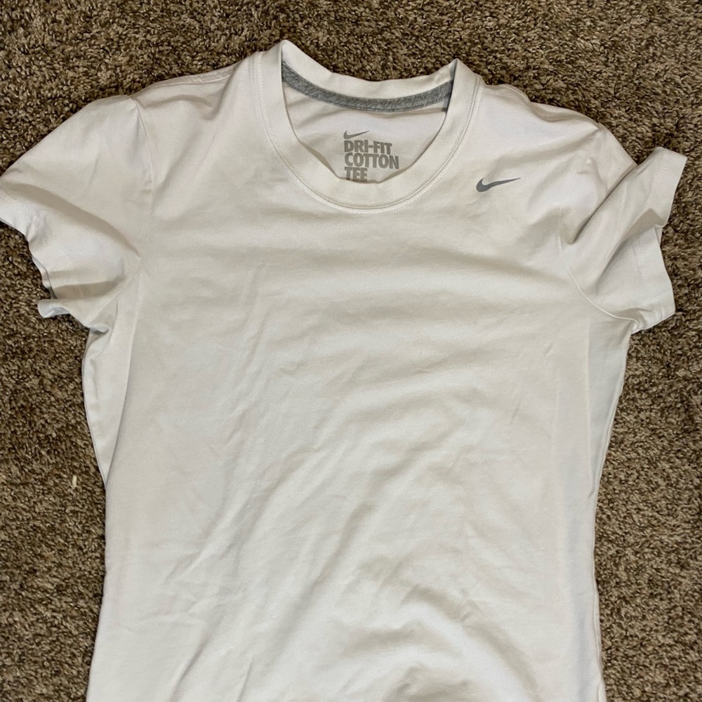 Nike men white t-shirt medium